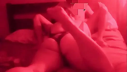 Горячая жена встречается, пока ее мужа нет дома.