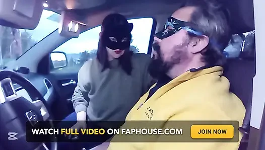 Menampar muka di dalam mobil