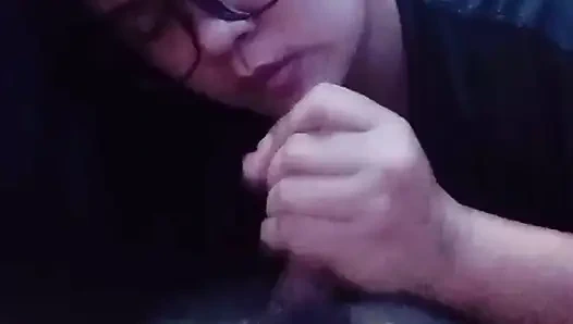 Heiße stiefmutter lutscht den schwanz seines stiefsohns nach der schule - Ayesha sy