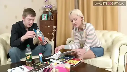 Девушка-блондинка сосет хуище, затем трахается об обе дырки