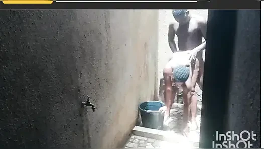 Cinta diam-diam di kamar mandi Afrika
