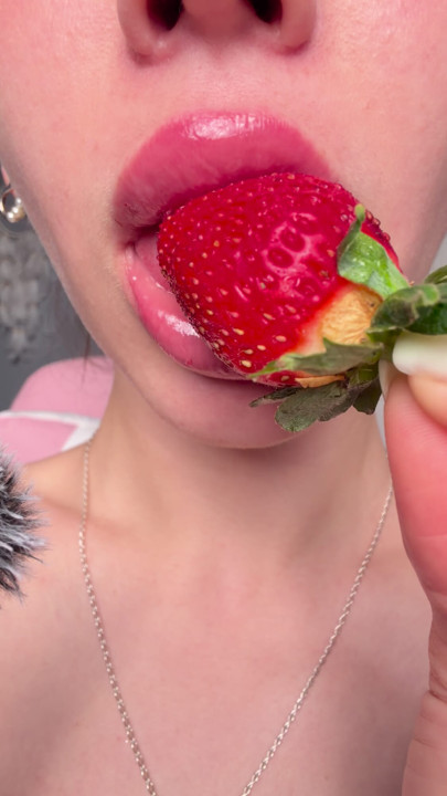 Juicy strawberry asmr - wet lips Close-up