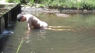 Humping und Cumming auf einem Stein im Fluss