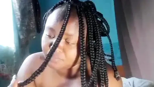 Pertunjukan memek cewek kulit hitam dengan pantat bahenol