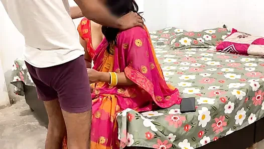 Güzel yeni evli Hintli yenge büyük memeli renkli tam elbiseli ateşli seks