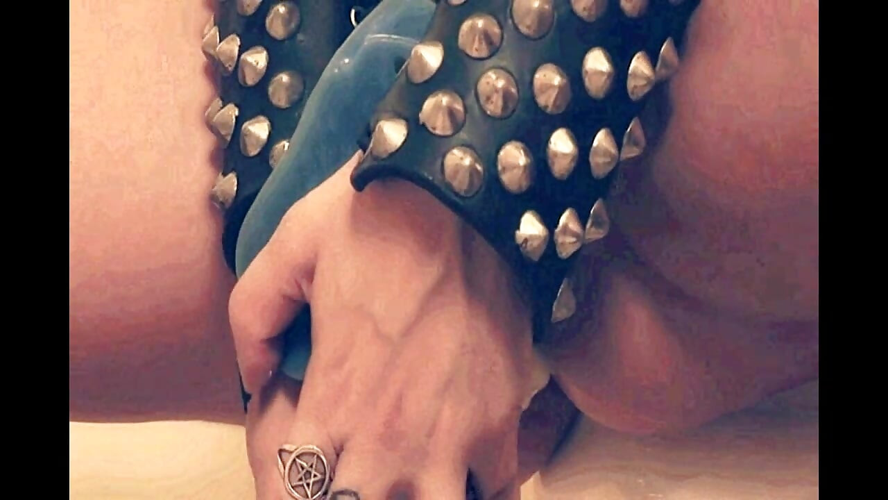 Esclava se masturba con dos consoladores y luego se corre en su culo