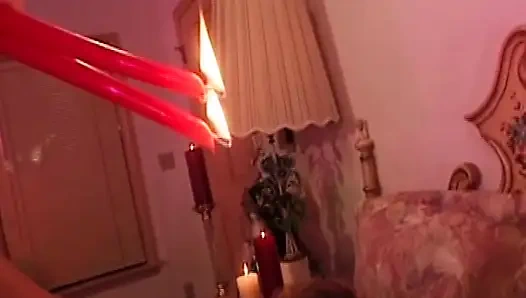 Fetish lilin panas tante seksi rambut pirang lagi asik muasin memeknya pakai lilin