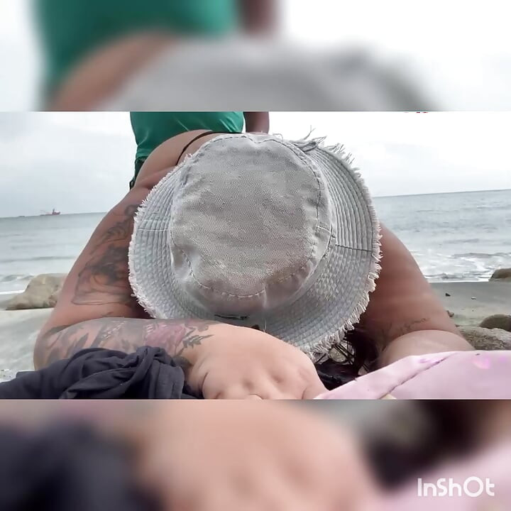 我去海边玩，遇到了一个渔夫，他知道怎么吸我的逼，还把我操得爽翻天。