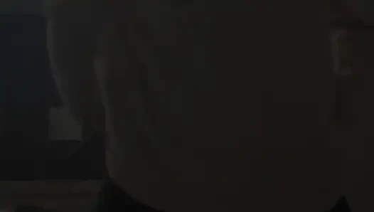Cewek sange ini lagi asik mainin memeknya sambil menggodaku