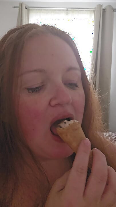 Eis zu essen, kann sehr sexy sein