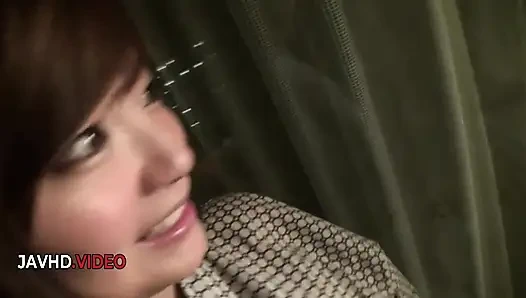 Mayuka Акимото получает ее киску текущей мокрой после горячего азиатского минет-экшена