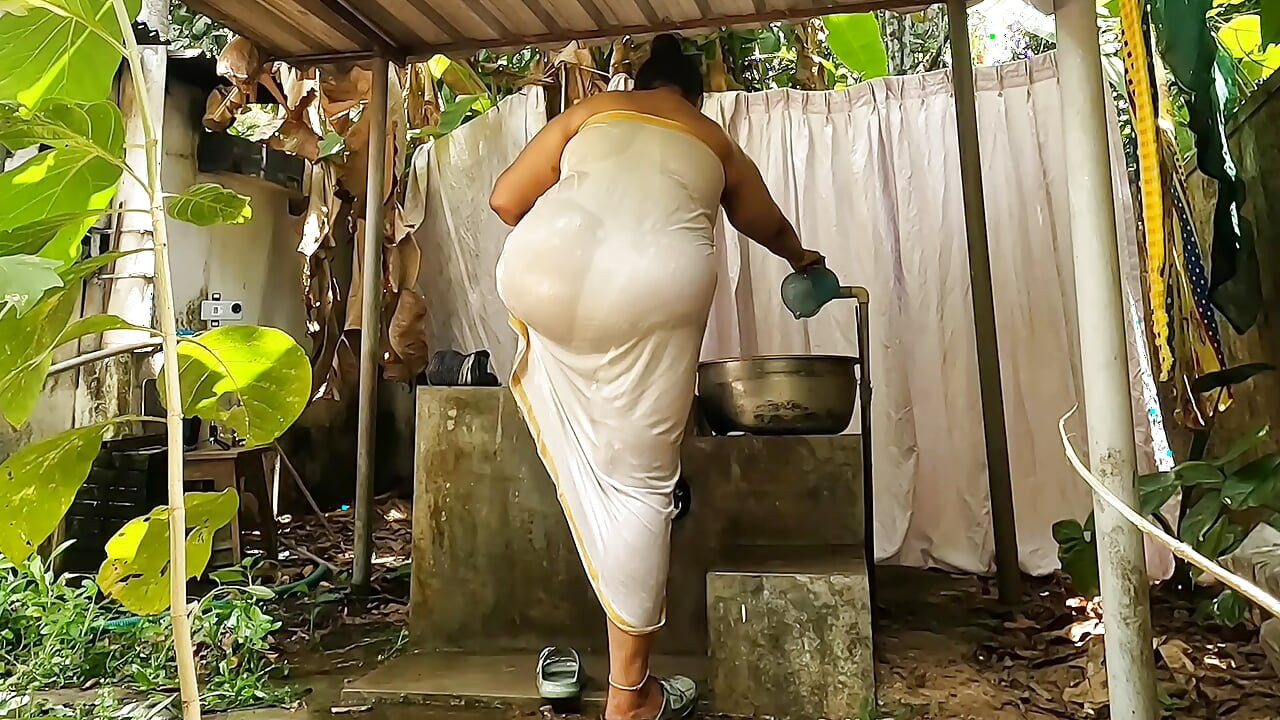 Cul rond, une mallu se baigne dans la nature, voisins taquine entièrement nus