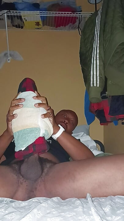 Čudni crni kurac svršava u mojim tajnama u spavaćoj sobi