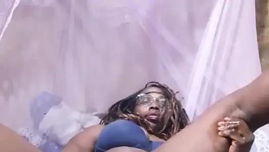 Seksi üvey anne üvey oğlu evde yokken sikişiyor.