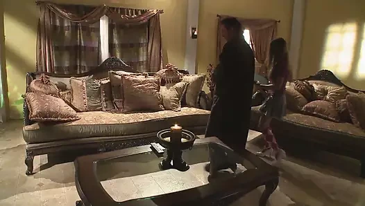 Die junge lindsey Meadows, eine schlampe mit braunen haaren, bekommt ihre muschi