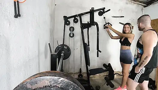 Der große Hintern im Fitnessstudio