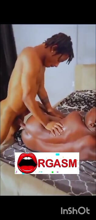 Pušenje bradavica mog dečka dok me jebao