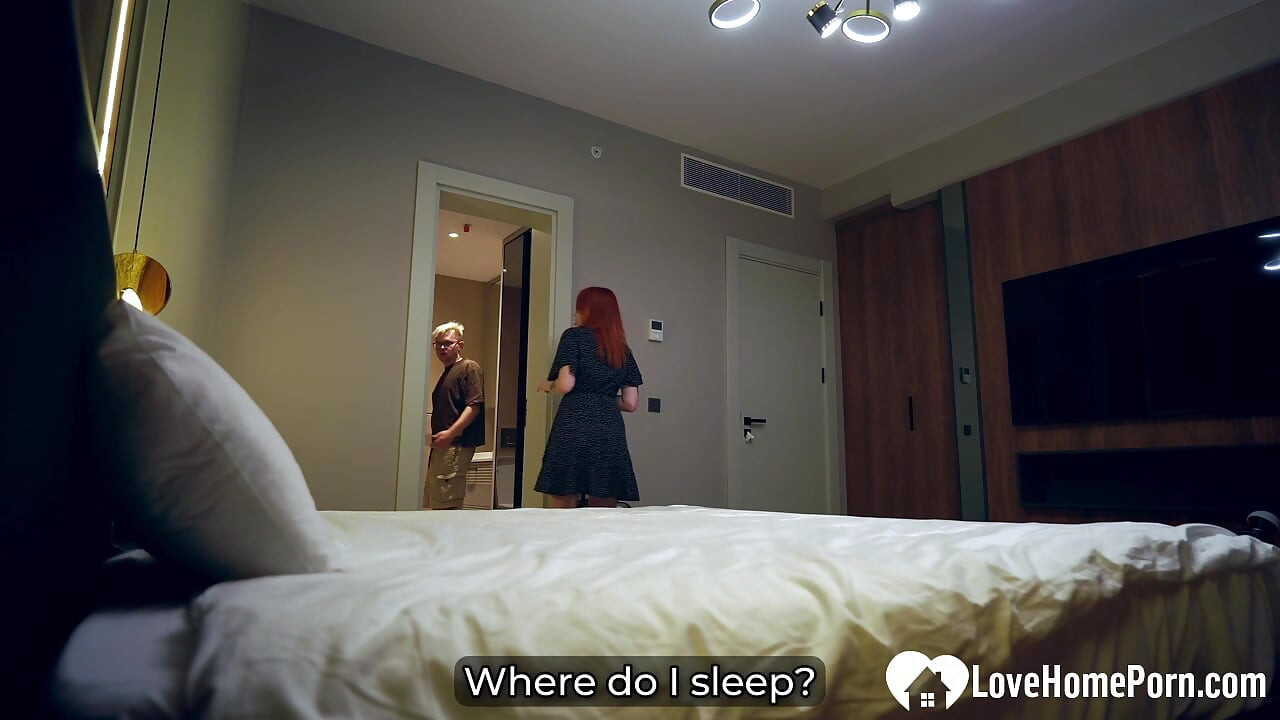 Mẹ kế tóc đỏ trượt vào giường của tôi và chúng tôi đụ cả đêm