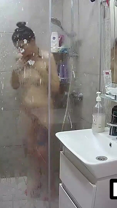 LUUV. Alice und ihr freund Lucien teilen ihre echte amateur-duschzeit für ihre reality-show | Clip 1