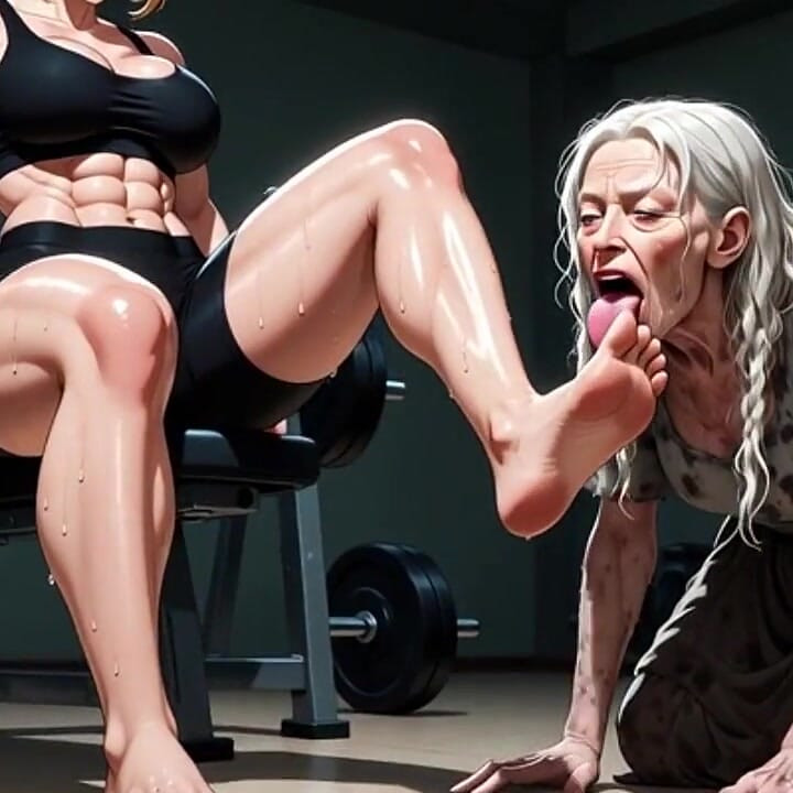 Une vieille mamie adore les pieds musclés dans une salle de sport