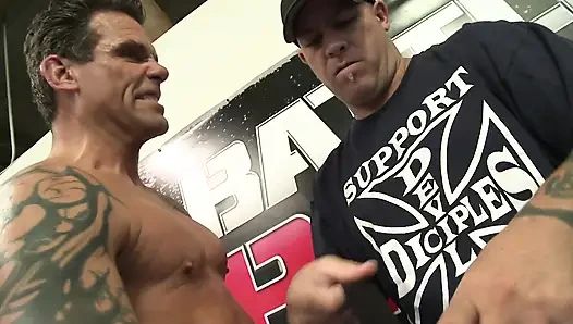 Pelacur pirang mengikat kakinya untuk dong besar