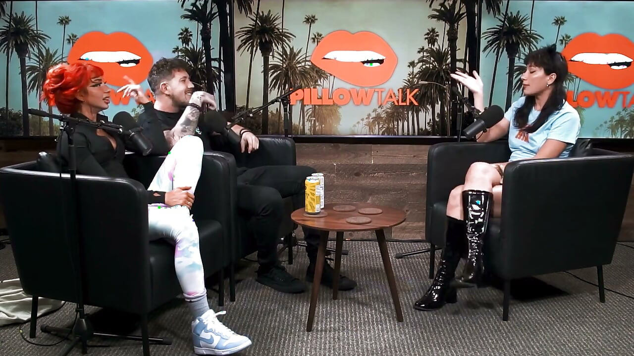 팟캐스트 스튜디오에서 엉덩이를 흔드는 Lexy Panterra!