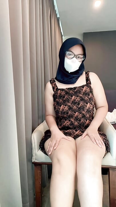 Une Indonésienne se caresse la chatte jusqu’à ce qu’elle pisse