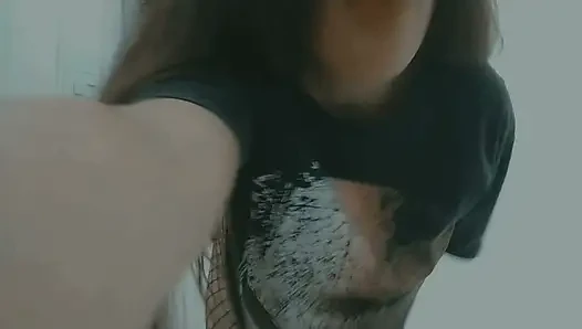 Peri terangsang menyentuh dirinya sendiri di jala kamar mandi dengan mendengarkan lagu rock untuk orang tuanya tidak mendengarkan erangannya