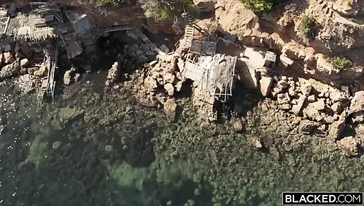 Blacked рыжей нужен настоящий мужчина, чтобы удовлетворить ее потребности