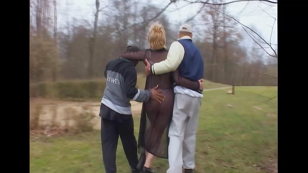 MILF Puši i Dobiva Jebanje Pičke od Tri Divovska Kurca
