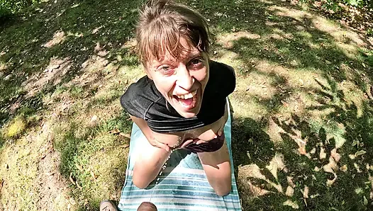 MILF erwischt perversen beim masturbieren im öffentlichen park wird angepisst und riesige gesichtsbesamung