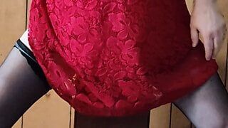 Sissy cavalca il suo dildo in abito rosso pt 1