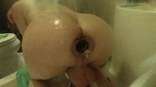 Schöne runde Jungenstiefel und dicker Glas-Analplug der prallen Eier