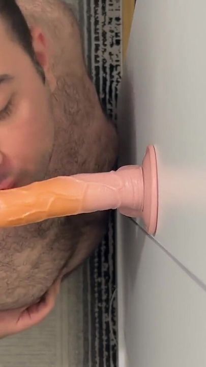 Il gay arrapa turco fa un pompino sul dildo