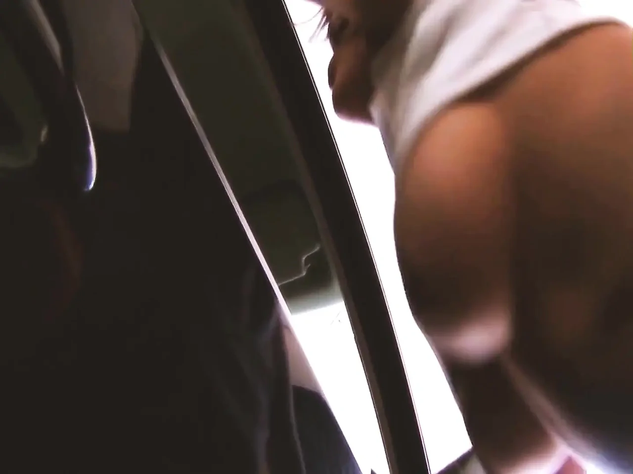 Gemütliche freunde szene 1_blonde und vollbusige schwarze frau genießen einen dreier und gesichtsbesamung zusammen