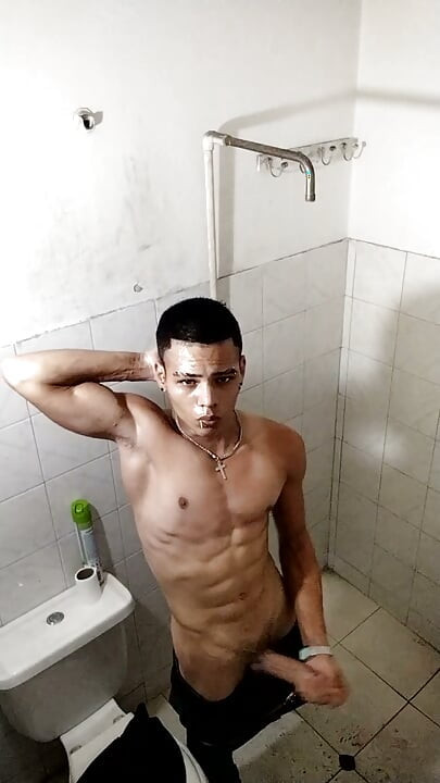 the actor Diego Alejandro roasts it in a bathroom