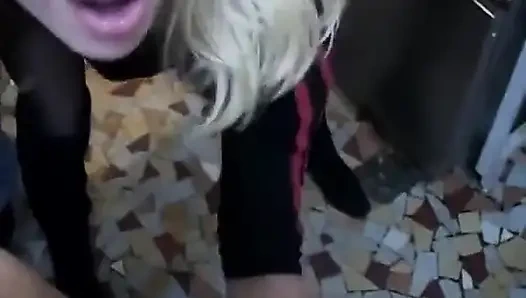 Vahşi Fransız genç kız mutfakta çalışırken iki memnun ediyor