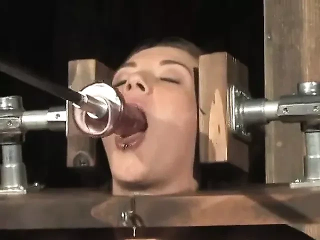 被束缚的奶子并被锁在一个Sybian身上