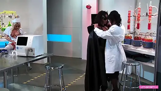 Ateşli ve azgın sürtükler 2 doktorun yarağını alıyor