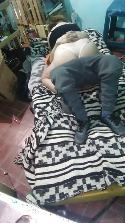 Fată cu rochie Montano cu saltea pe podea