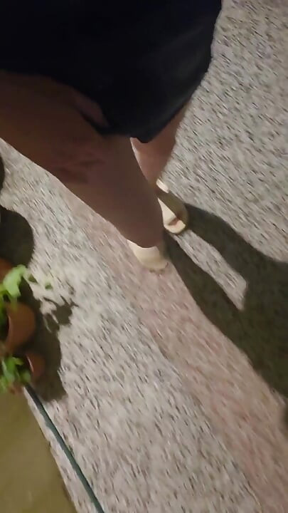 Ting Xuan in einem Mini-Jeansrock masturbiert im freien