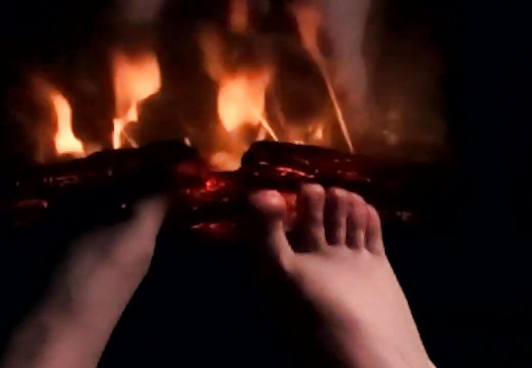 在火上溫暖我的腳，讓它們為你的雞巴和球溫暖和出汗