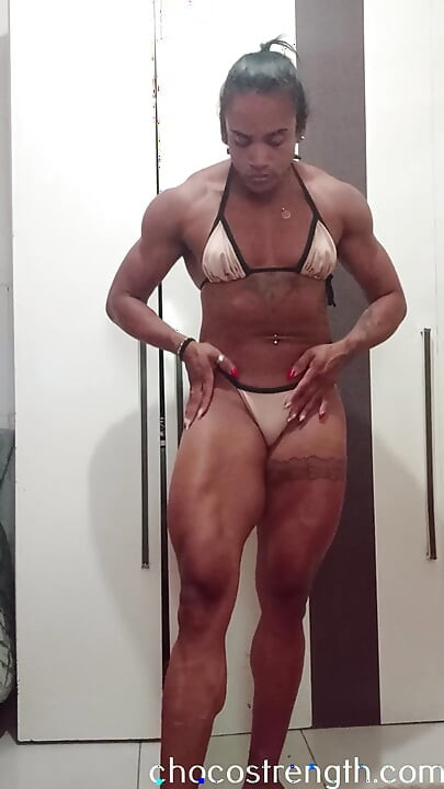 이 밀프 몸은 당신을 켭니다 충분히 쪼이는?