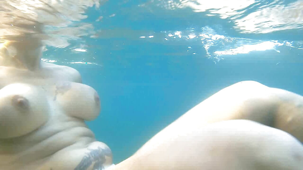 Luna sucks her mouthpiece underwater before getting fucked