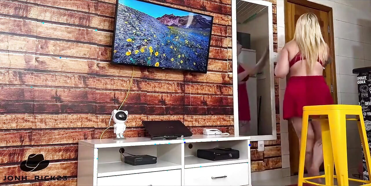 Komşumun televizyonu dondu ve küçük götünü kırmak için beni aradı