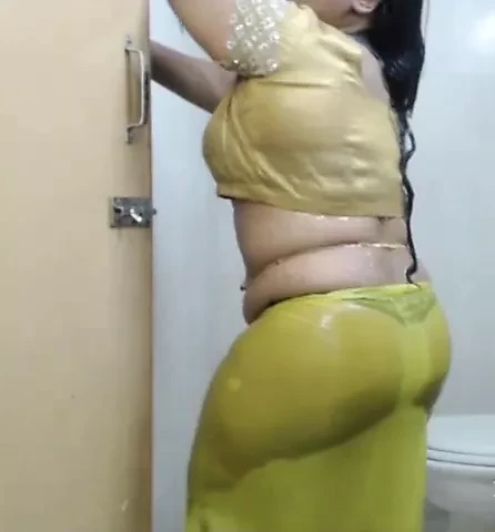 Mallu aunty bathing part 1