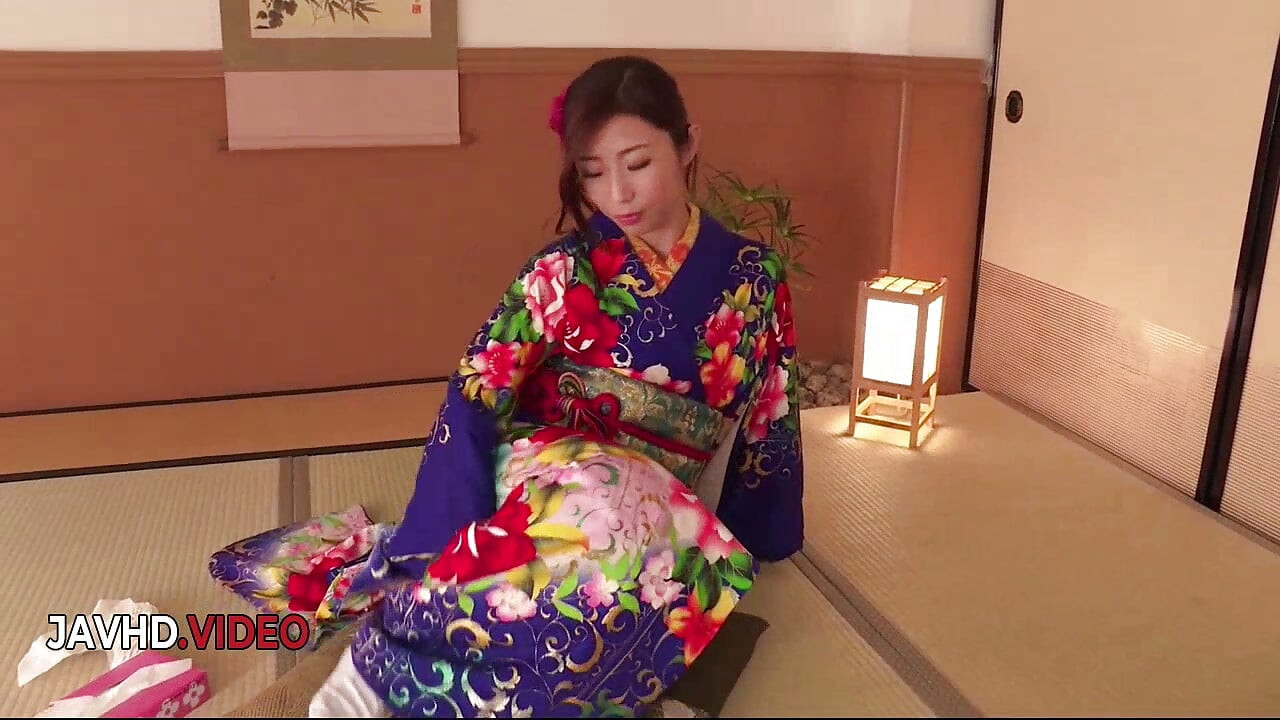 Ayumi Shinoda dává čelist-padající kouření, zatímco nosí svůdné kimono na kameru live show