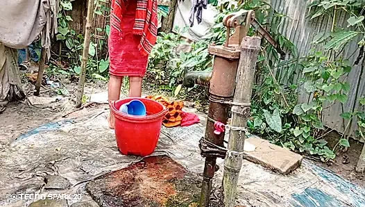 Erfrischen des Bads im Freien auf einem offenen Feld