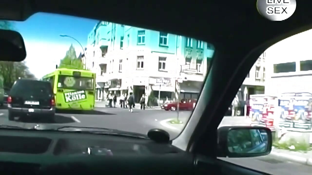 בייב דופקת כוס רטוב עם דילדו כחול במכונית