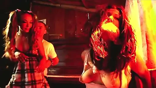 Pirang terangsang disetubuhi saat cewek mereka diikat duduk di sebelahnya